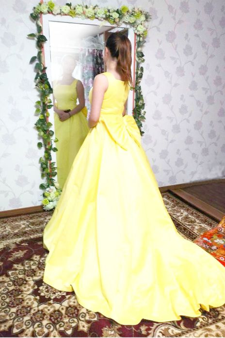 鏡と向き合う女性