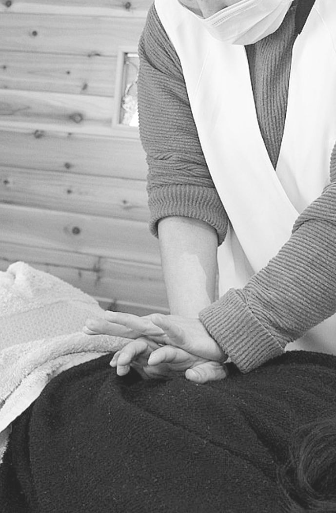 両手で背中を押す